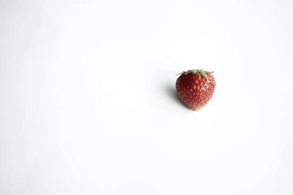 Fresas Frescas Maduras Sobre Fondo Blanco — Foto de Stock