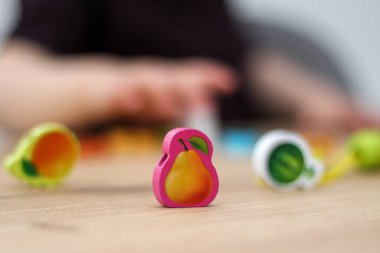 Çocuk boncuk ve iple oynuyor. Güzel motor beceri geliştirme. Erken eğitim, Montessori Yöntemi