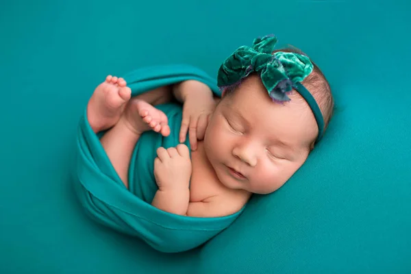 Vista Superior Una Niña Recién Nacida Durmiendo Abrigo Color Turquesa — Foto de Stock