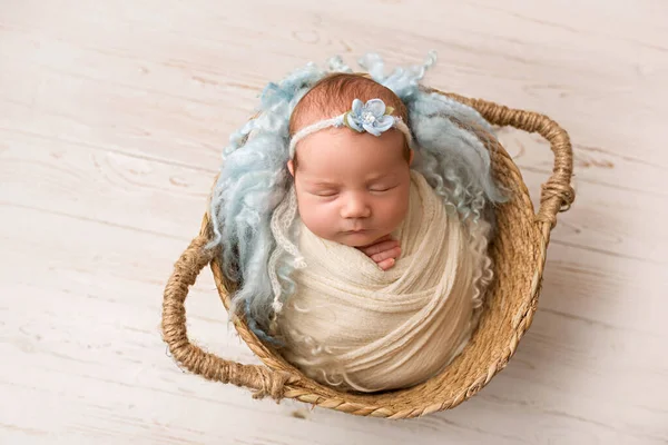 Верхний Вид Новорожденной Девочки Спящей Белой Обертке Голубой Повязкой Цветком — стоковое фото