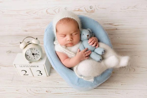 Вид Сверху Новорожденную Девочку Спящую Белом Комбинезоне Синим Плюшевым Медведем — стоковое фото