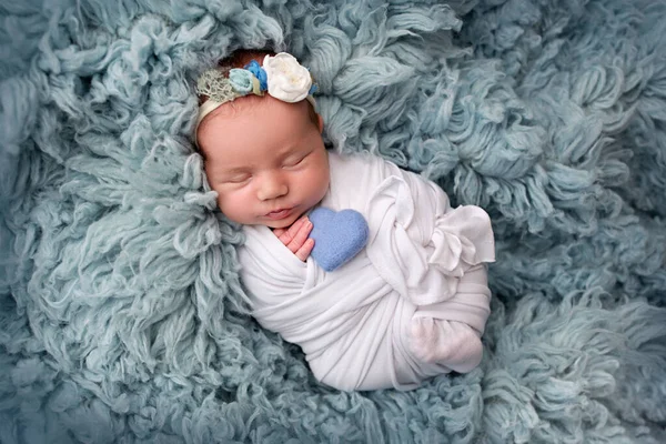 Top View Newborn Baby Girl Sleeping White Childrens Winding Flowers — стоковое фото
