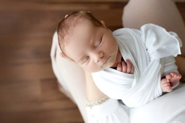Vista Superior Una Niña Recién Nacida Durmiendo Una Envoltura Bebé — Foto de Stock