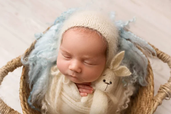 Вид Сверху Новорожденную Девочку Спящую Белом Плаще Синей Повязкой Цветочком — стоковое фото