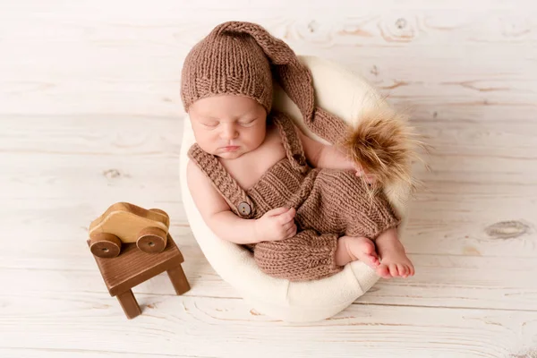 Vista Superior Bebê Recém Nascido Dormindo Macacão Marrom Boné Malha — Fotografia de Stock