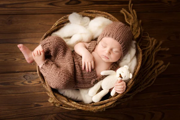 Вид Сверху Новорожденного Ребенка Спящего Коричневом Комбинезоне Коричневой Вязаной Шапке — стоковое фото