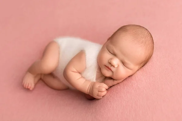 Вид Сверху Новорожденной Девочки Спящей Белом Комбинезоне Розовом Фоне Портрет — стоковое фото