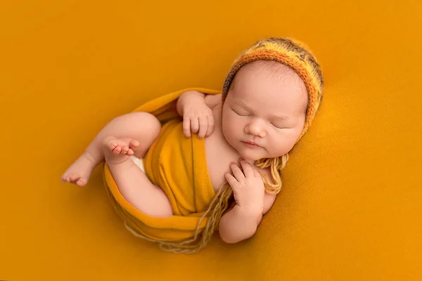 Top View Newborn Baby Girl Sleeping Orange Winding Orange Bandage — стоковое фото
