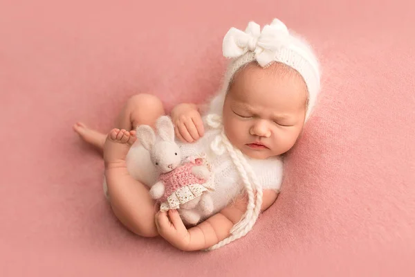 Вид Сверху Новорожденную Девочку Спящую Белом Комбинезоне Белой Шапкой Голове — стоковое фото