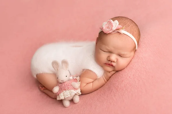 Bovenaanzicht Van Een Pasgeboren Meisje Dat Een Witte Overall Slaapt — Stockfoto