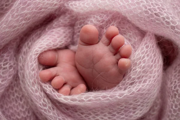 Knitted Pink Heart Legs Baby Soft Feet New Born Pink —  Fotos de Stock