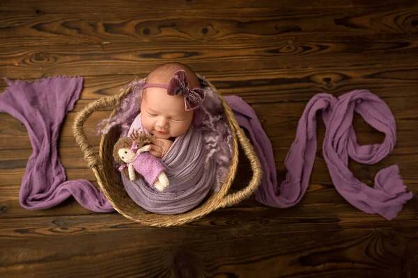 นอนหล บสาวทารกแรกเก ดบนพ นหล งของไม าตาลธรรมชาต ในตะกร าหวาย ทารกแรกเก นธน — ภาพถ่ายสต็อก