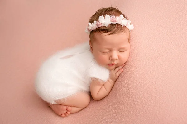 Top View Newborn Baby Girl Sleeping White Jumpsuit White Bandage — Foto de Stock