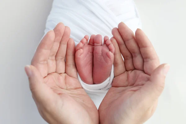 Annenin Babanın Avuç Içleri Yeni Doğan Bebeğin Ayağını Beyaz Bir — Stok fotoğraf