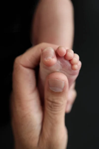 Mama Robi Masaż Stopie Dziecka Zamknąć Małe Nóżki Rękach Matki — Zdjęcie stockowe