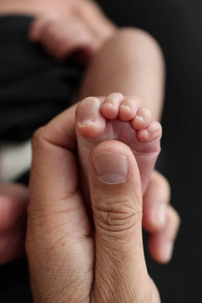 Mor Gjør Massasje Babyfoten Sin Steng Føttene Hendene Svart Bakgrunn – stockfoto