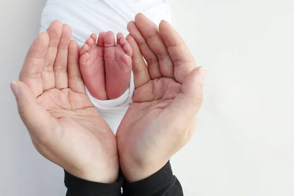 Annenin Babanın Avuç Içleri Yeni Doğan Bebeğin Ayağını Beyaz Bir — Stok fotoğraf