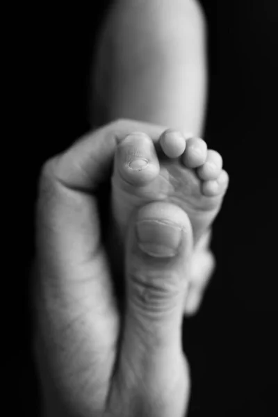 Mãe Está Fazer Massagens Bebé Feche Pés Bebê Mãos Mãe — Fotografia de Stock