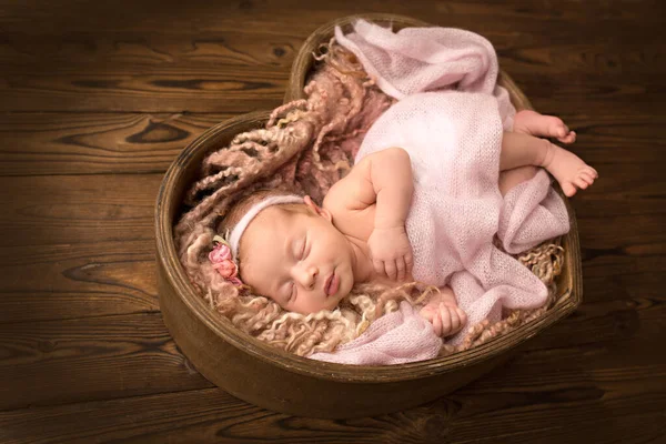 Новорожденная Девочка Спит Розовой Обертке Белой Повязкой Розовым Цветком Голове — стоковое фото