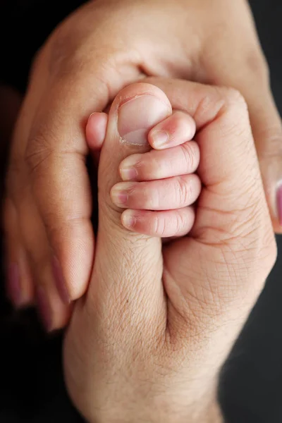 Newborn Baby Has Firm Grip Parents Finger Birth Close Little — Φωτογραφία Αρχείου