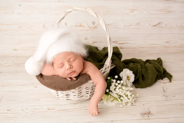 Uma Menina Recém Nascida Uma Cabeça Floral Verde Dorme Uma — Fotografia de Stock
