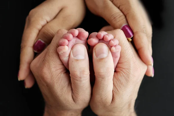 Pés Bebê Recém Nascido Nas Mãos Dos Pais Feliz Conceito — Fotografia de Stock