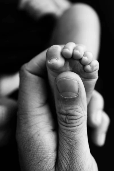 Mamma Sta Facendo Massaggio Piede Del Bambino Chiudi Piedi Del — Foto Stock