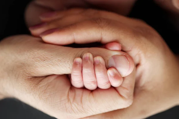 Yeni Doğan Bebek Doğumdan Sonra Ebeveyn Parmağına Sıkı Sıkıya Tutunur — Stok fotoğraf