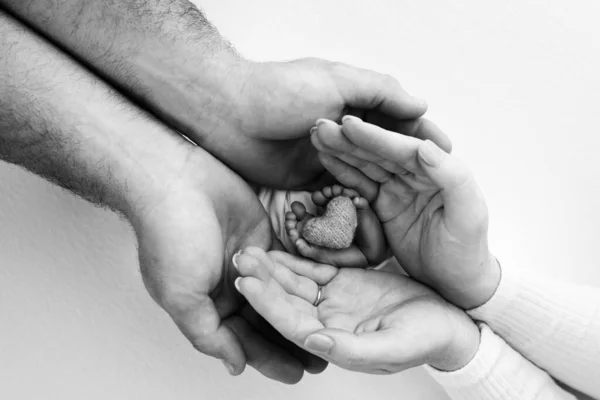 Perna Crianças Nas Mãos Mãe Pai Pais Pés Recém Nascido — Fotografia de Stock