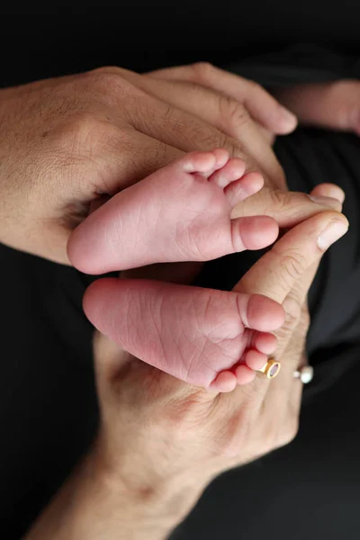 Мать Держит Ноги Новорожденного Ребенка Черном Одеяле Черном Фоне Ноги — стоковое фото