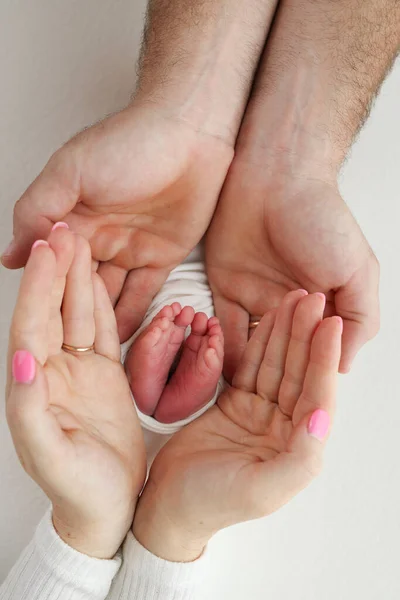 Ayaklar Ayak Parmakları Yeni Doğmuş Bir Bebeğin Topukları Çocuklar Anne — Stok fotoğraf