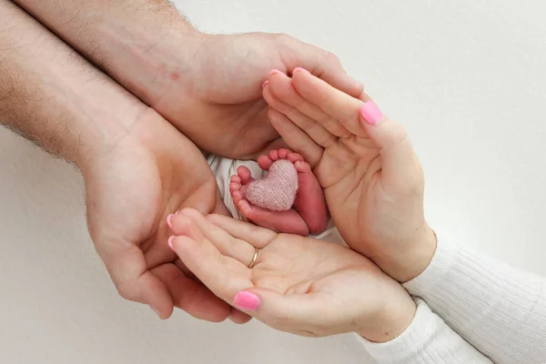 Ayaklar Ayak Parmakları Yeni Doğmuş Bir Bebeğin Topukları Çocuklar Anne — Stok fotoğraf