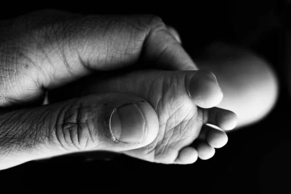 Мама Масаж Маленькій Нозі Закріпіть Дитячі Лапи Руках Матері Чорному — стокове фото