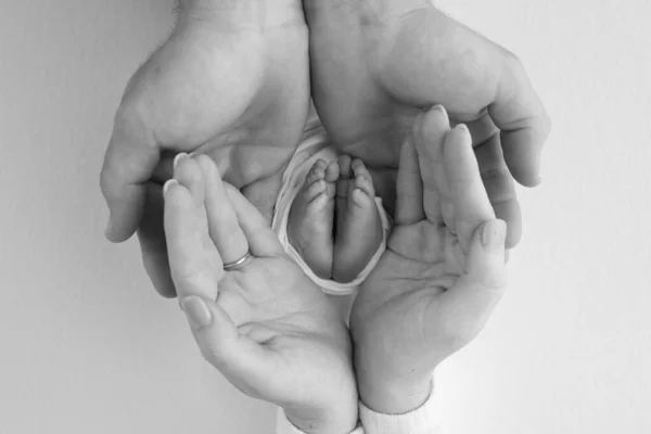 Anne Baba Ebeveynlerin Ellerinde Çocuk Bacağı Yeni Doğmuş Küçük Bir — Stok fotoğraf