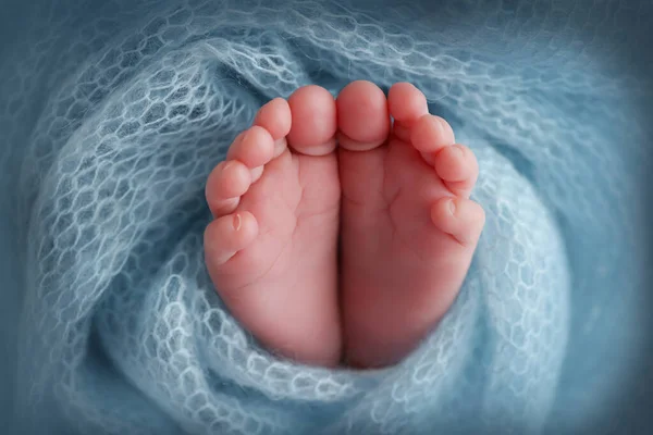Close Tiny Cute Bare Toes Heels Feet Newborn Girl Boy —  Fotos de Stock