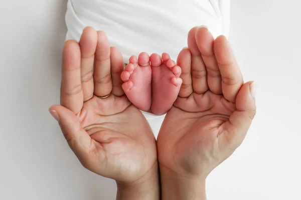 Palmas Das Mãos Pai Mãe Está Segurando Bebê Recém Nascido — Fotografia de Stock