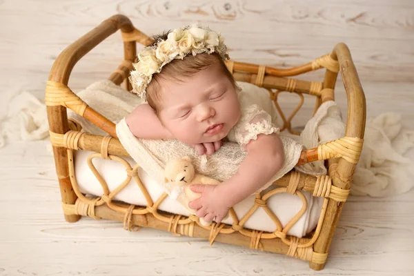 Roztomilé Novorozeně Bílém Obleku Čelence Květinami Hlavě Sladce Spí Proutěná — Stock fotografie