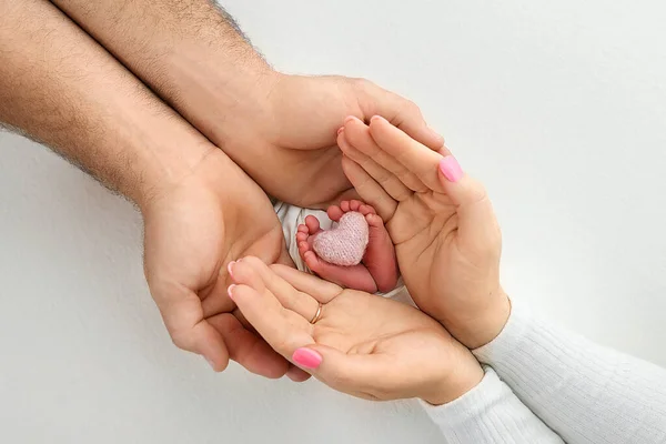 Fötter Tår Klackar Nyfödd Barnens Fot Händerna Mor Far Föräldrar — Stockfoto