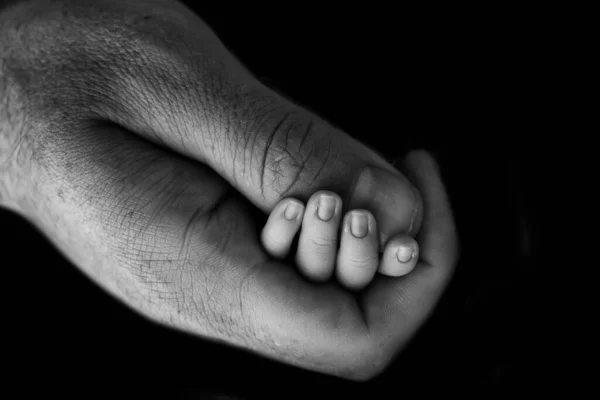 Close Uma Pequena Mão Uma Criança Mão Mãe Pai Bebê — Fotografia de Stock