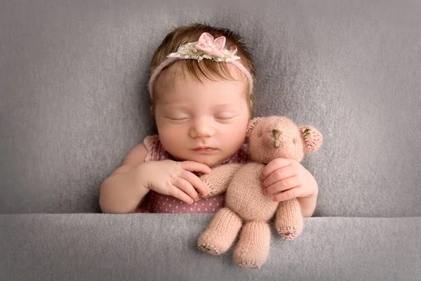 Милый Младенец Розовом Костюме Розовая Повязка Бабочкой Голове Сладко Спит — стоковое фото
