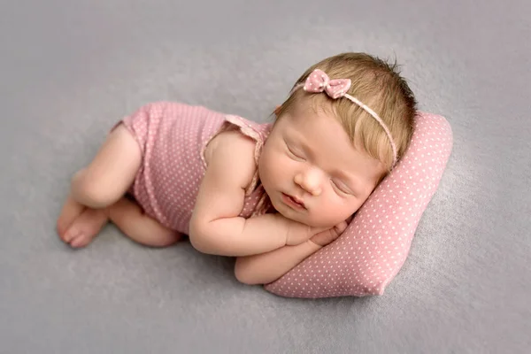 Roztomilé Novorozeně Růžovém Obleku Růžové Čelence Motýlem Hlavě Sladce Spí — Stock fotografie