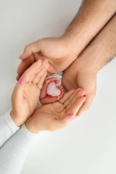 Ноги Пальцы Каблуки Новорожденного Детская Нога Руках Матери Отца Родителей — стоковое фото