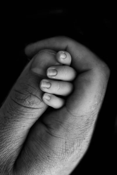 Крупный План Маленькой Руки Ребенка Руки Матери Отца Новорожденный Ребенок — стоковое фото