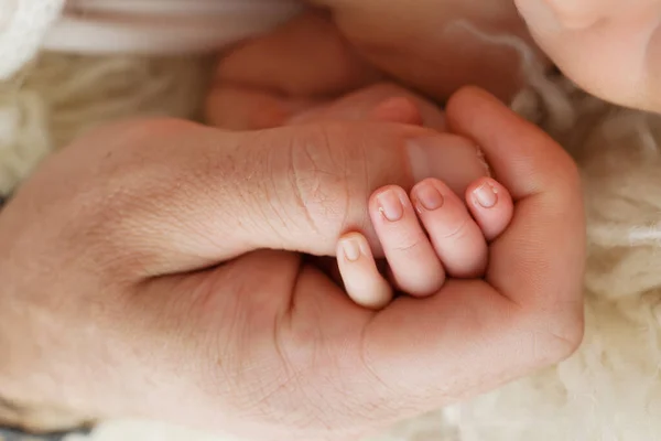孩子的小手和父母的小手的特写 新生儿出生后紧紧抓住父母的大拇指 — 图库照片