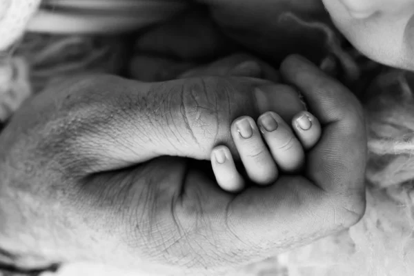아이의 어머니와 아버지의 클로즈업한 것입니다 태어난 아기는 태어난지 부모의 엄지손가락을 — 스톡 사진