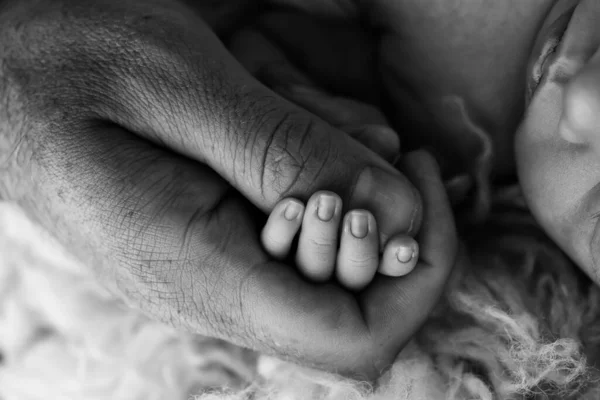 Κοντινό Πλάνο Ενός Μικρού Χεριού Ενός Παιδιού Και Του Χεριού — Φωτογραφία Αρχείου