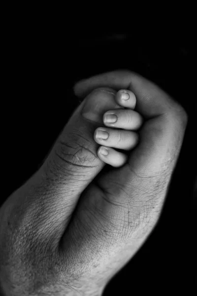 Bir Çocuğun Küçük Eli Anne Babanın Elinin Yakın Çekimi Yeni — Stok fotoğraf