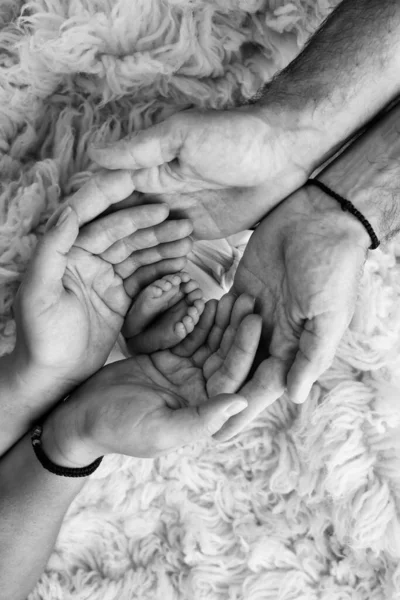Yeni Doğan Bebeğin Ayakları Ebeveynlerin Avuçlarında Anne Babanın Avuç Içleri — Stok fotoğraf