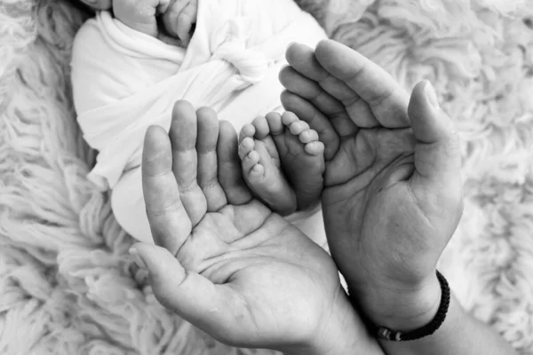 Füße Des Neugeborenen Auf Den Handflächen Der Eltern Die Handflächen — Stockfoto