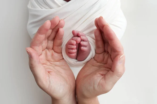 Pés Recém Nascido Nas Palmas Das Mãos Dos Pais Fotografia — Fotografia de Stock